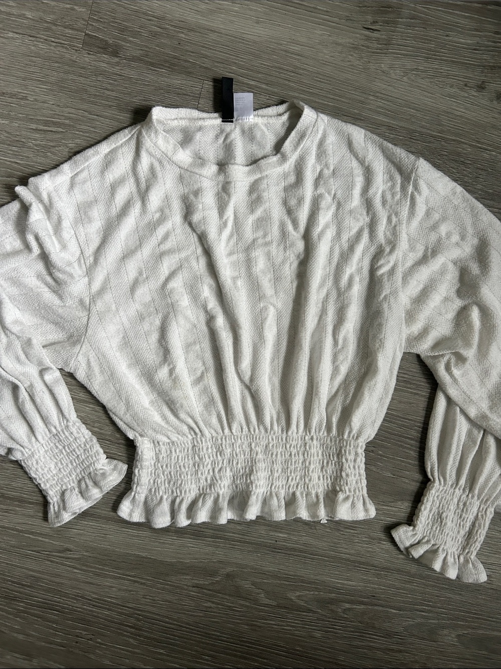 👚3/$20👚 H&M Divided cropped peasant sweater with smocked waist
